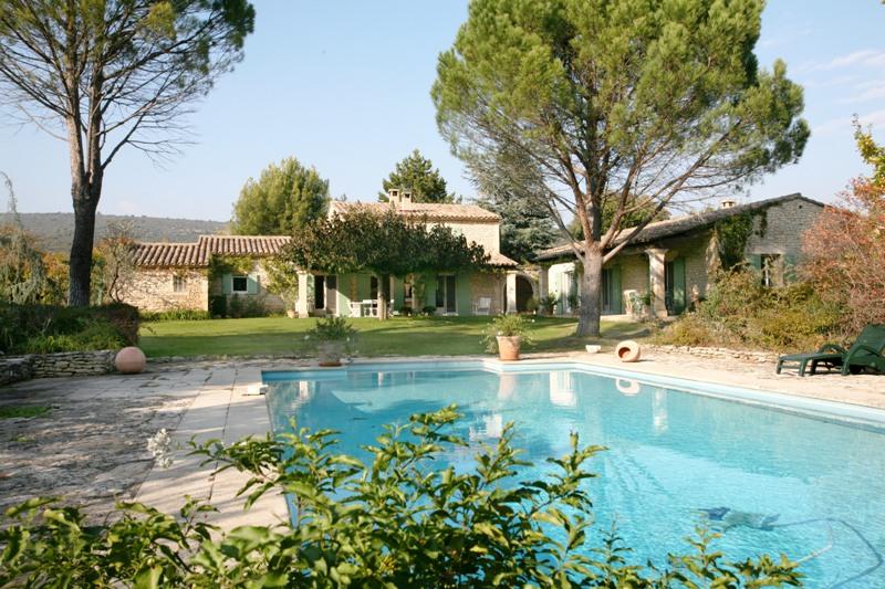 House with extra building and swimming pool near Gordes